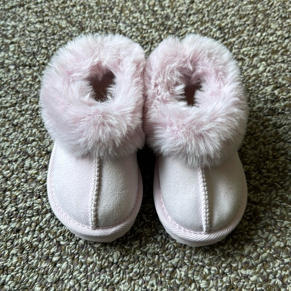 Like New Target Toddler Slipper Size 6 - Picture 1 of 3